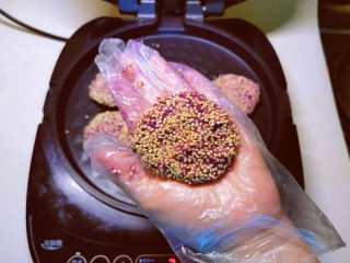 13、紫薯芝麻饼,形成紫薯芝麻饼胚