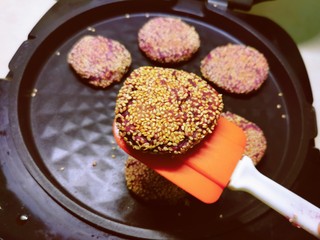 15、紫薯芝麻饼,煎制两面金黄，即可出锅。