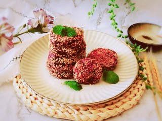 16、紫薯芝麻饼,用薄荷叶装饰，即食