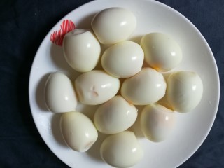 4、猪脚姜醋,鸡蛋放放入热水里煮熟，然后剥去鸡蛋壳