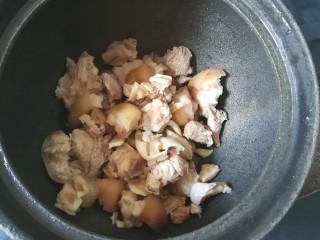 6、猪脚姜醋,将好水的猪脚，放无砂锅内