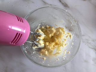 3、趣多多饼干,用电动打蛋器打到体积膨胀，分三次加入一个鸡蛋打匀