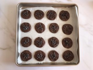 10、趣多多饼干,上面装饰上耐高温巧克力豆，放到提前预热好的烤箱上下火170度20分钟