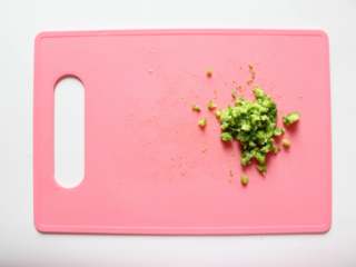 4、三色亲子丼稀饭（适合11个月龄以上的宝宝）,煮熟后过凉水，切成碎末