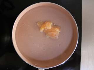 6、三色亲子丼稀饭（适合11个月龄以上的宝宝）,鸡腿肉洗干净，煮熟