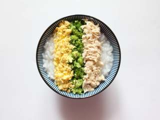 10、三色亲子丼稀饭（适合11个月龄以上的宝宝）,鸡腿肉碎摆在另一边即可