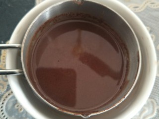 3、像布朗尼的浓郁巧克力蛋糕(无油全蛋),隔水融化后放置凉凉。