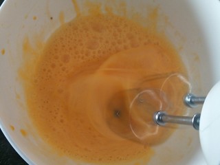 6、像布朗尼的浓郁巧克力蛋糕(无油全蛋),打蛋器开最高速打。35克糖分次加。