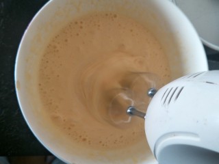 7、像布朗尼的浓郁巧克力蛋糕(无油全蛋),打发全蛋还是有点困难的。但是我们这次只打两个鸡蛋。所以加油。