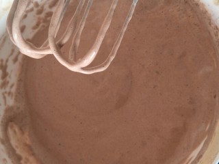 11、像布朗尼的浓郁巧克力蛋糕(无油全蛋),用刮刀快速切拌。防止消泡。