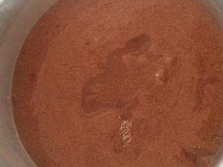 14、像布朗尼的浓郁巧克力蛋糕(无油全蛋),倒入六寸模具