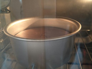 15、像布朗尼的浓郁巧克力蛋糕(无油全蛋),烤30分钟。出烤箱的时候用力震一下放凉倒扣。