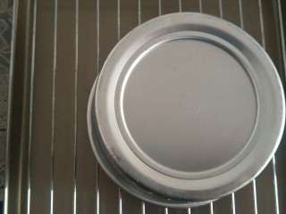 16、像布朗尼的浓郁巧克力蛋糕(无油全蛋),倒扣晾凉完成。