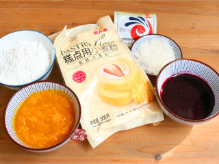 1、健康三色发糕,备好食材,做发糕不局限于自发粉。用糯米粉、高筋面粉、玉米粉、粘米粉都可以。