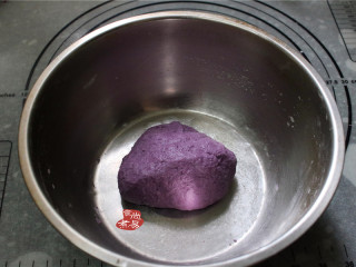 2、健康三色发糕,面粉、糯米粉、酵母、白糖分别分成三份,取一份面粉加入糯米粉和酵母,白糖,然后混合蓝莓汁揉成紫色面团。