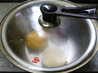 3、健康三色发糕,其它两款分别混合南瓜泥和清水,揉成两种颜色的面团,统一放进大盆里,遮上盖子,放在室温下发酵30分钟。