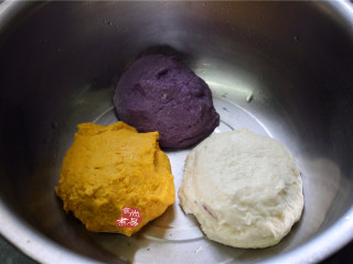 4、健康三色发糕,面团发酵至比原来大了2倍左右,就可以整形做发糕了。