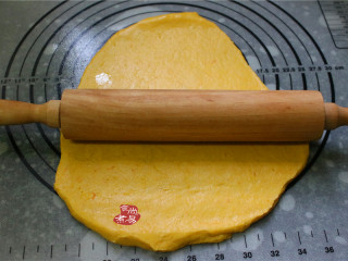 5、健康三色发糕,取一个面团,放在案板上擀薄。