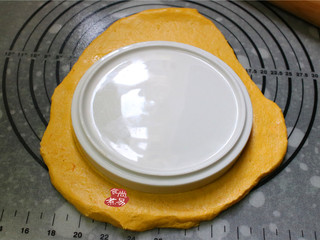 6、健康三色发糕,用圆形的碟子或模具,切出和蒸糕模一样大小的面皮来。剩余的面皮再揉成团,擀薄后继续切成圆形。