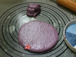 8、健康三色发糕,紫色面皮一样擀薄,剩余的面团揪成一团,擀薄循环再用。