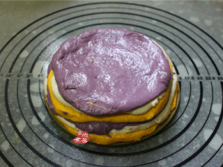 9、健康三色发糕,叠好的面皮顺便捋顺一下,面皮的大小要视模具大小而调整,我是用可以移动的活底蛋糕模盛发糕,擀好的面皮直接移到盘底上。