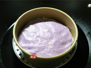 11、健康三色发糕,锅里注入温水,不要打开火,让发糕在锅里醒发20分钟左右。