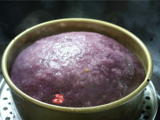 12、健康三色发糕,醒发完后,再打开大火,蒸30分钟左右,蒸好的发糕会膨胀很多,用汤匙摁下去或迅速会弹。