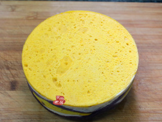 13、健康三色发糕,倒扣出发糕,刀面抹点食用油,待发糕稍微冷一点,切出你喜欢的形状即可。