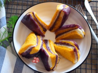 14、健康三色发糕,自己动手做的三色发糕,营养丰富又安全,没有色素和各种添加剂,放心给孩子食用。最近我做了好几回这款糕点,每一次都被家人吃光光。