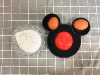 1、辅食10M➕:番茄鸡蛋疙瘩面,准备好所有材料