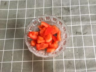 3、辅食10M➕:番茄鸡蛋疙瘩面,切小块备用