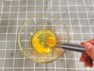 4、辅食10M➕:番茄鸡蛋疙瘩面,在容器里打入两个鸡蛋,然后将鸡蛋打匀
