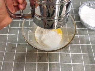 5、辅食10M➕:番茄鸡蛋疙瘩面,筛入80G面粉,用打蛋器搅均匀至无颗粒