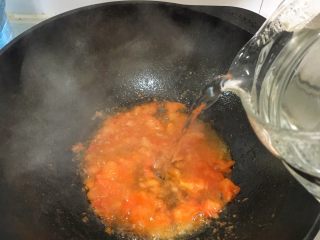 8、辅食10M➕:番茄鸡蛋疙瘩面,向锅里倒入适量水,开后,转中火