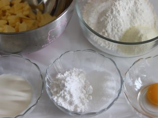 1、醇香酥脆的曲奇饼干（曲奇枪版），冬日温暖小零食,黄油切成小块，室温软化，气温低的话，可以用热吹风辅助软化，不要融化。