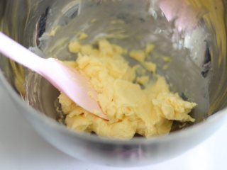 2、醇香酥脆的曲奇饼干（曲奇枪版），冬日温暖小零食,2、准备好食材，粉类，淡奶油，1个蛋黄。黄油软化到可以轻松摁压的程度。