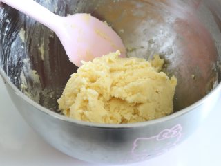 7、醇香酥脆的曲奇饼干（曲奇枪版），冬日温暖小零食,用刮刀，切拌和压拌的方式，让面粉黄油融合。拌到无干粉，且成团的状态。