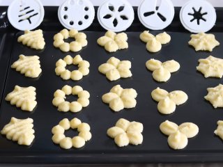 10、醇香酥脆的曲奇饼干（曲奇枪版），冬日温暖小零食,其他花片挤出的曲奇形状。
