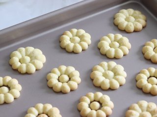 12、醇香酥脆的曲奇饼干（曲奇枪版），冬日温暖小零食,出炉稍微晾一下，后密封保存。