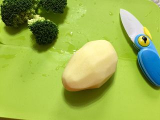 1、土豆西兰花泥,将西兰花洗净，将土豆去皮并洗净。