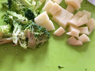 2、土豆西兰花泥,将土豆和西兰花切成约1里面见方的块。