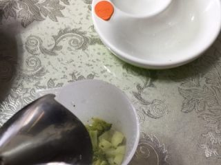 4、土豆西兰花泥,将蔬菜打成泥状。