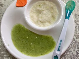 5、土豆西兰花泥,盛到碗中，待其冷却后喂食。