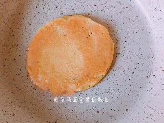 6、红豆铜锣烧,摊成小圆饼，煎至两面金黄后取出
