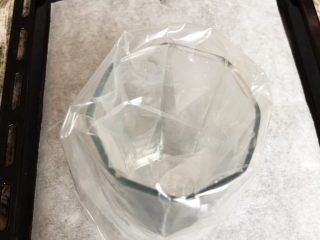 2、辅食计划+蛋黄溶豆,烤盘里铺好油纸，裱花袋套在杯子里