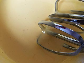 4、辅食计划+蛋黄溶豆,用电动打蛋器把蛋黄打发，慢慢地蛋黄会变得有点发白，厚重起来