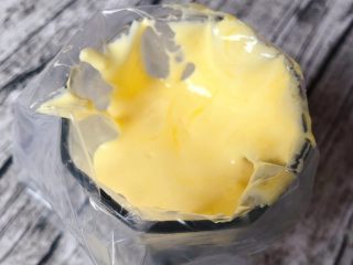 7、辅食计划+蛋黄溶豆,拌好的蛋液借助刮刀装进裱花袋