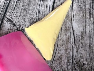 8、辅食计划+蛋黄溶豆,用切刀把蛋液推至裱花袋顶端，裱花袋剪个小口