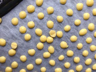 11、辅食计划+蛋黄溶豆,溶豆能够轻松的从烤盘上拿下就表示烤好了