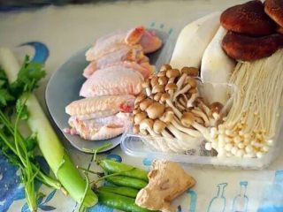 1、鸡翅菌菇煲,鲜到极致,准备好所有食材,红虾需要先解冻。